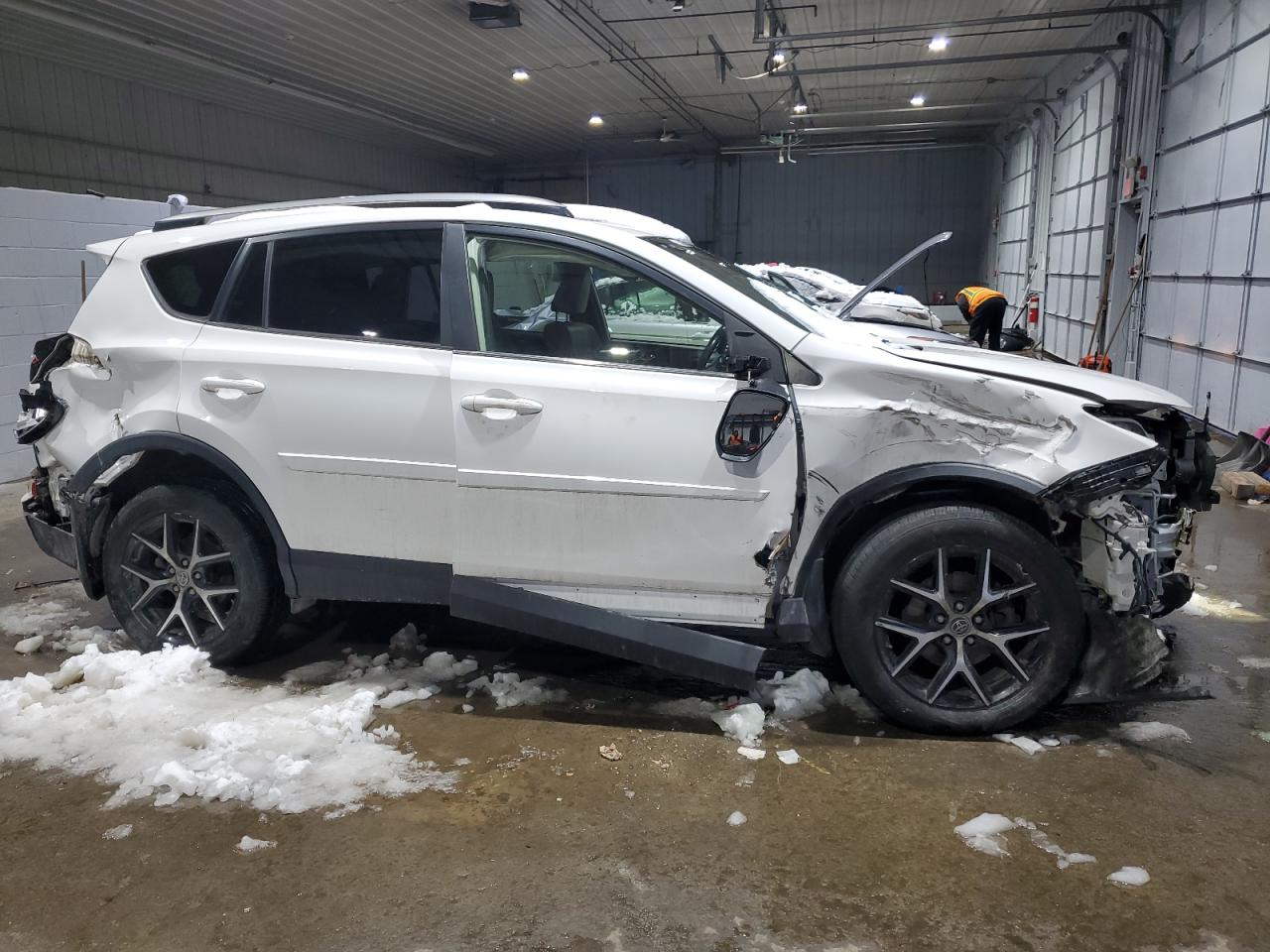 2017 Toyota RAV 4 - Image 4