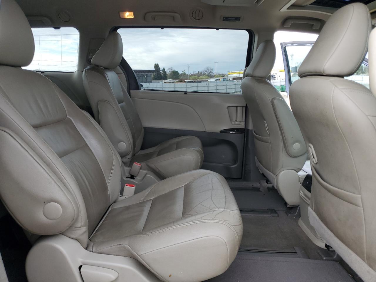 2015 Toyota Sienna - Image 12