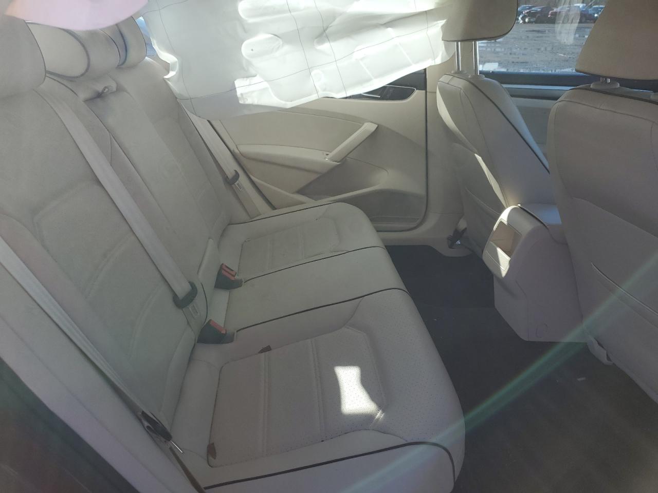 2017 Volkswagen Passat - Image 11