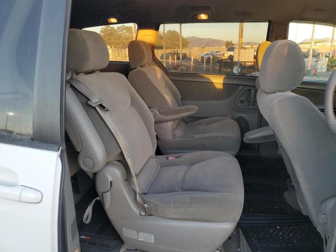 2004 Toyota Sienna - Image 11