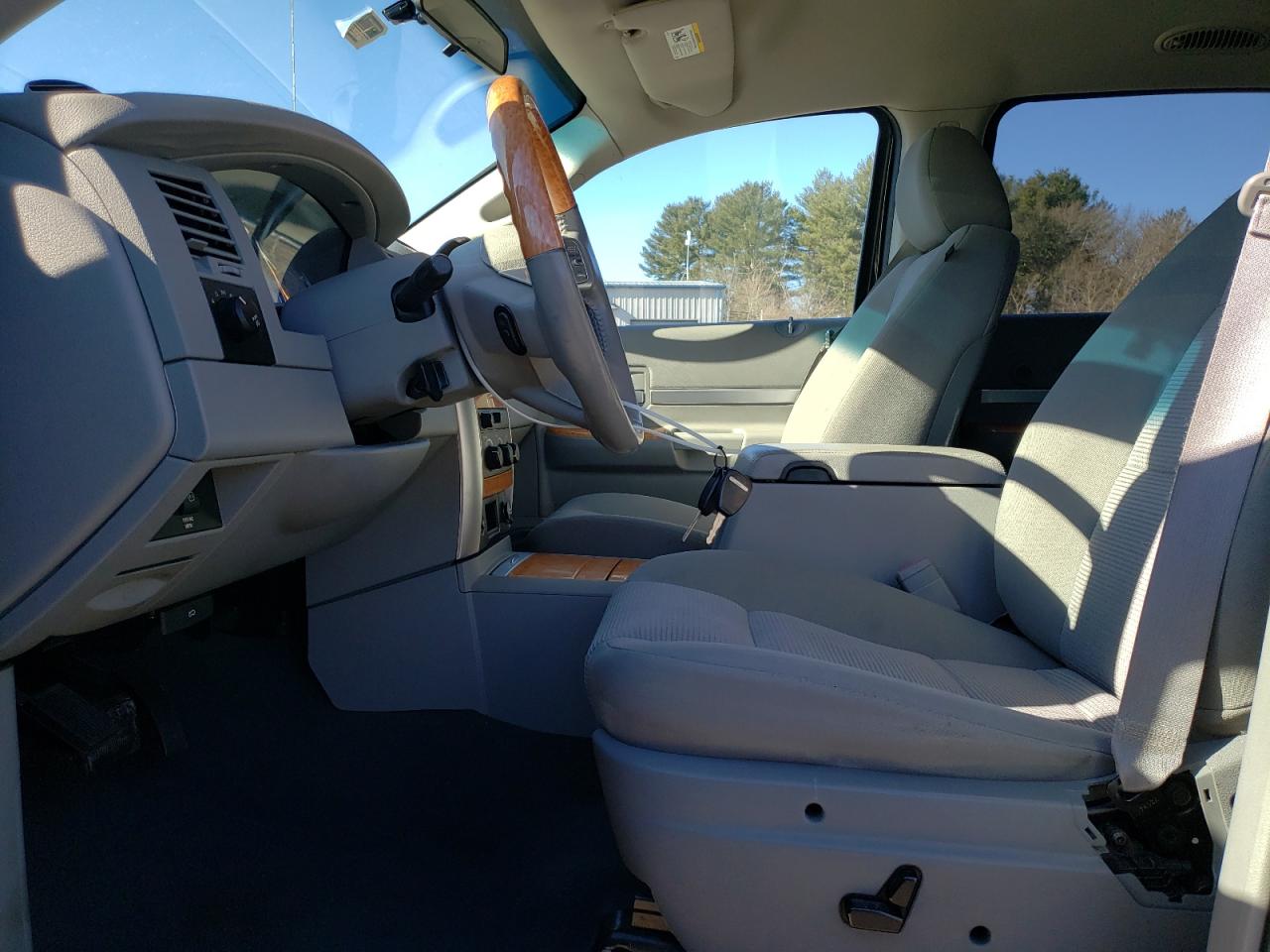 2008 Chrysler Aspen - Image 7