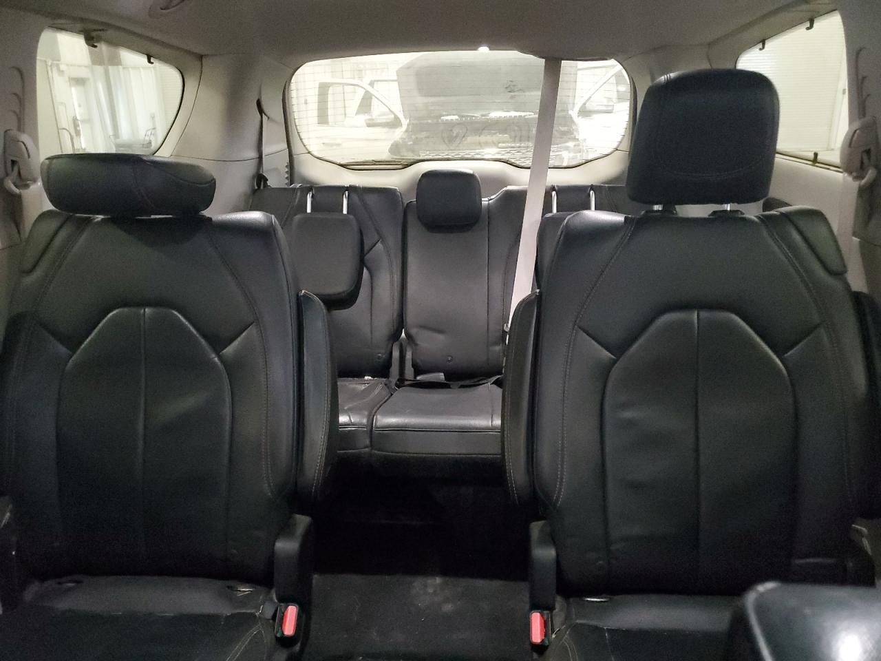 2017 Chrysler Pacifica - Image 10