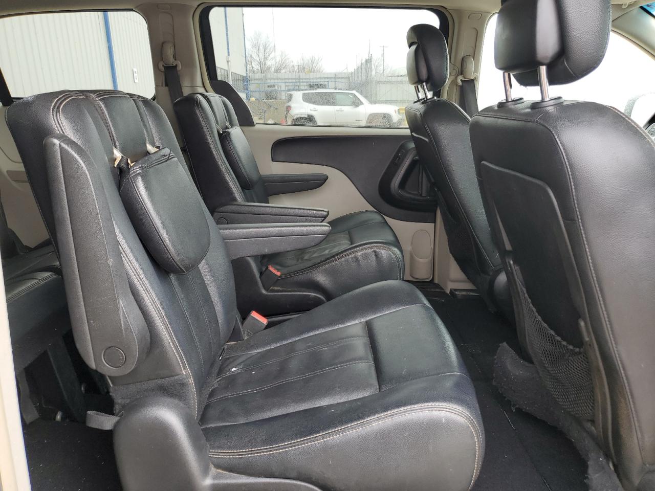 2016 Chrysler Town & Country - Image 11