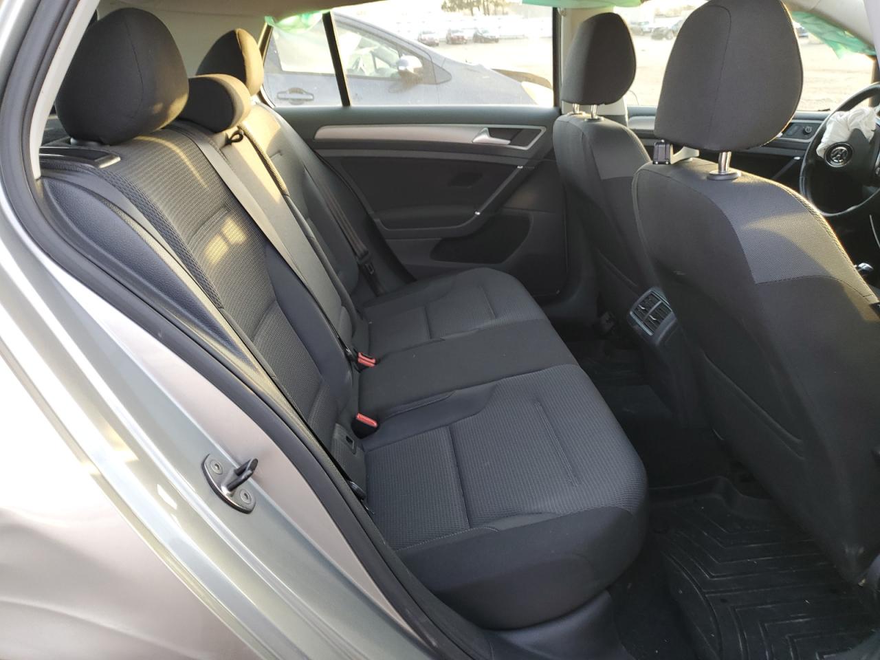2017 Volkswagen Golf - Image 10