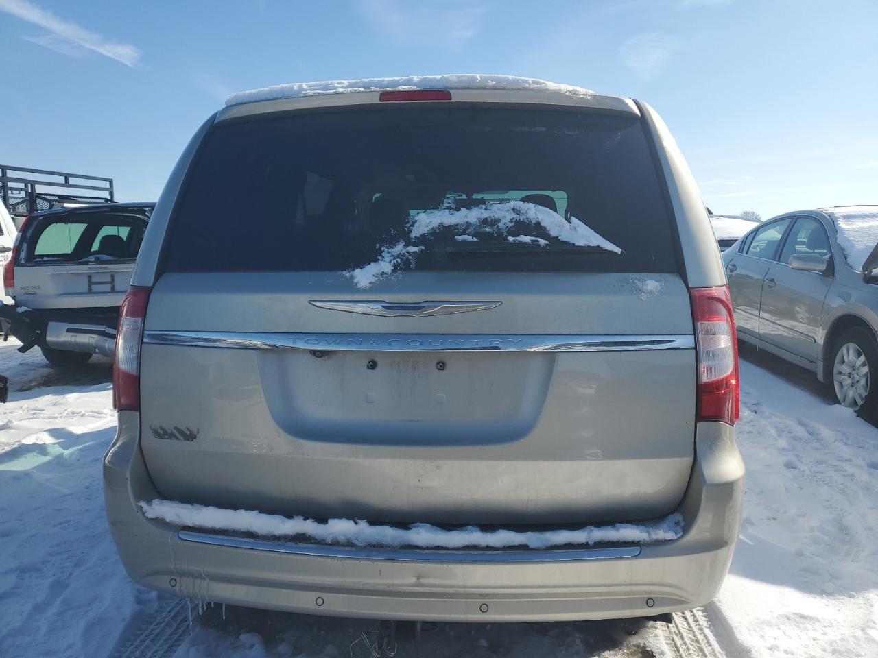 2014 Chrysler Town & Country - Image 6