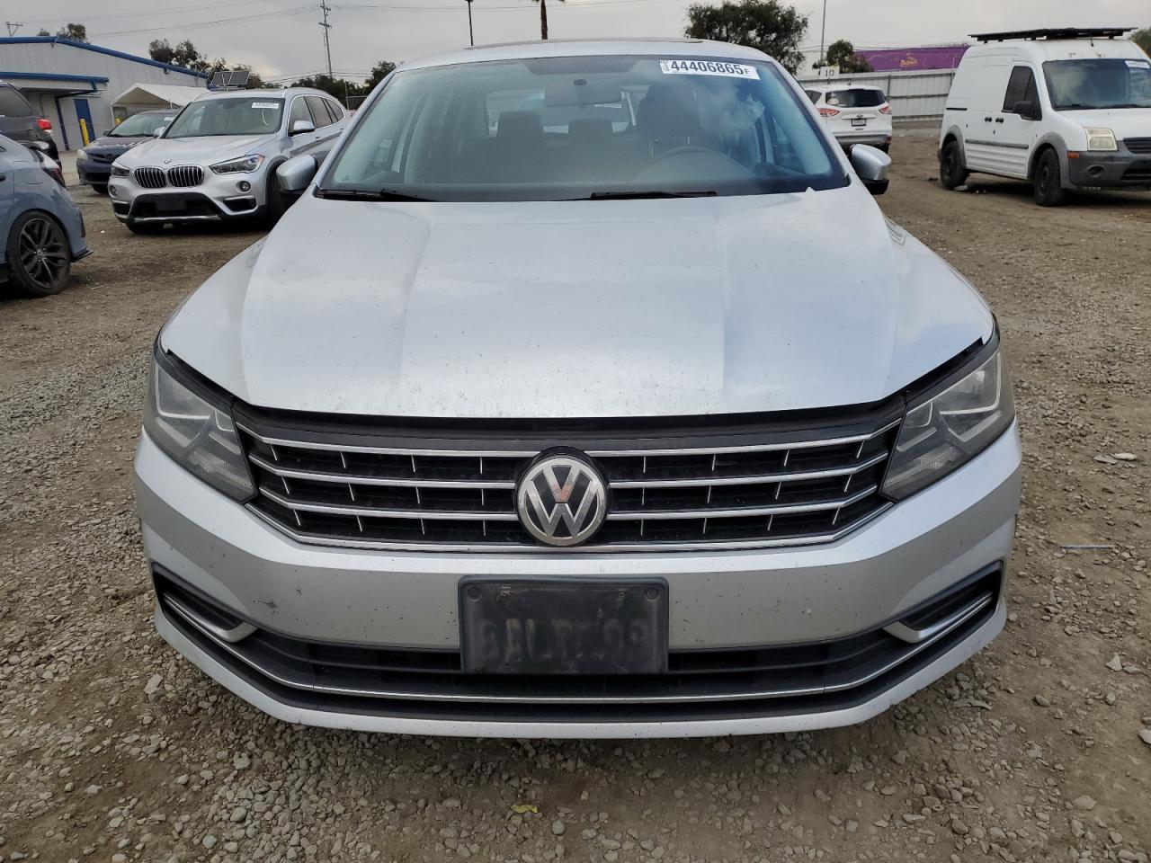 2017 Volkswagen Passat - Image 5