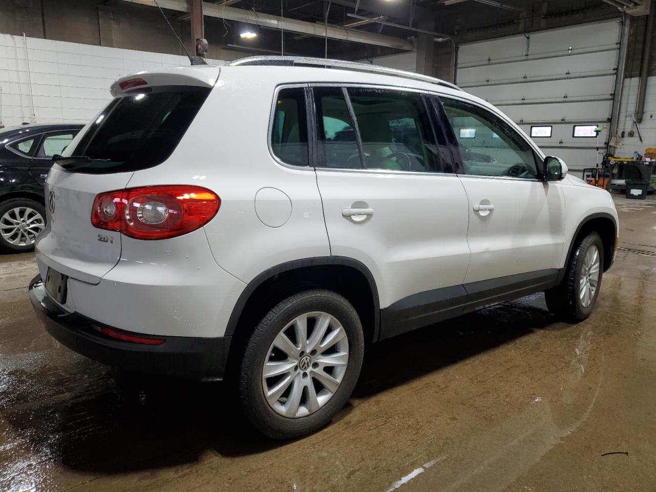 2010 Volkswagen Tiguan - Image 3