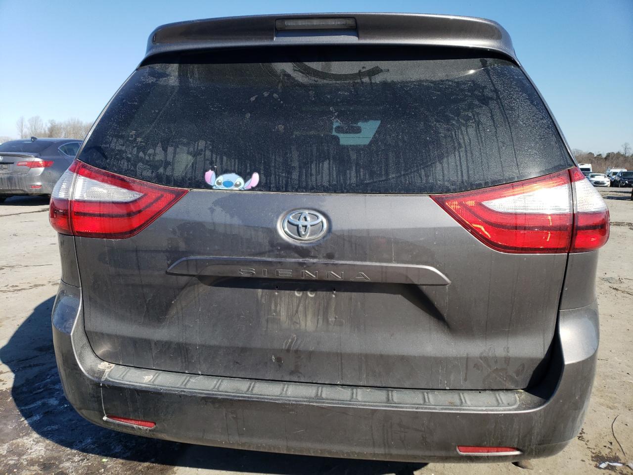 2017 Toyota Sienna - Image 6