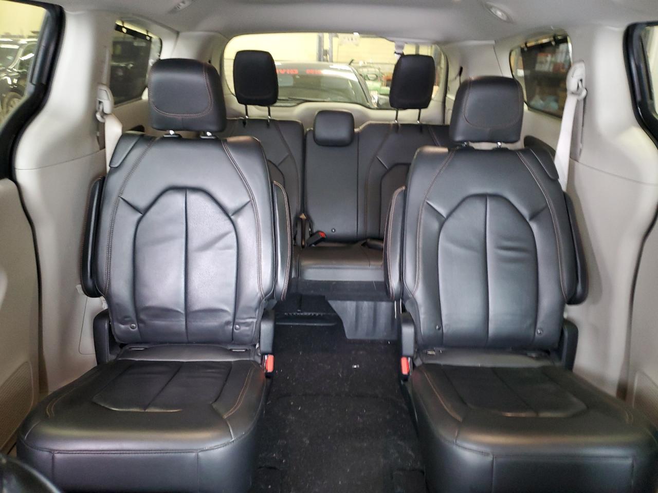 2017 Chrysler Pacifica - Image 10