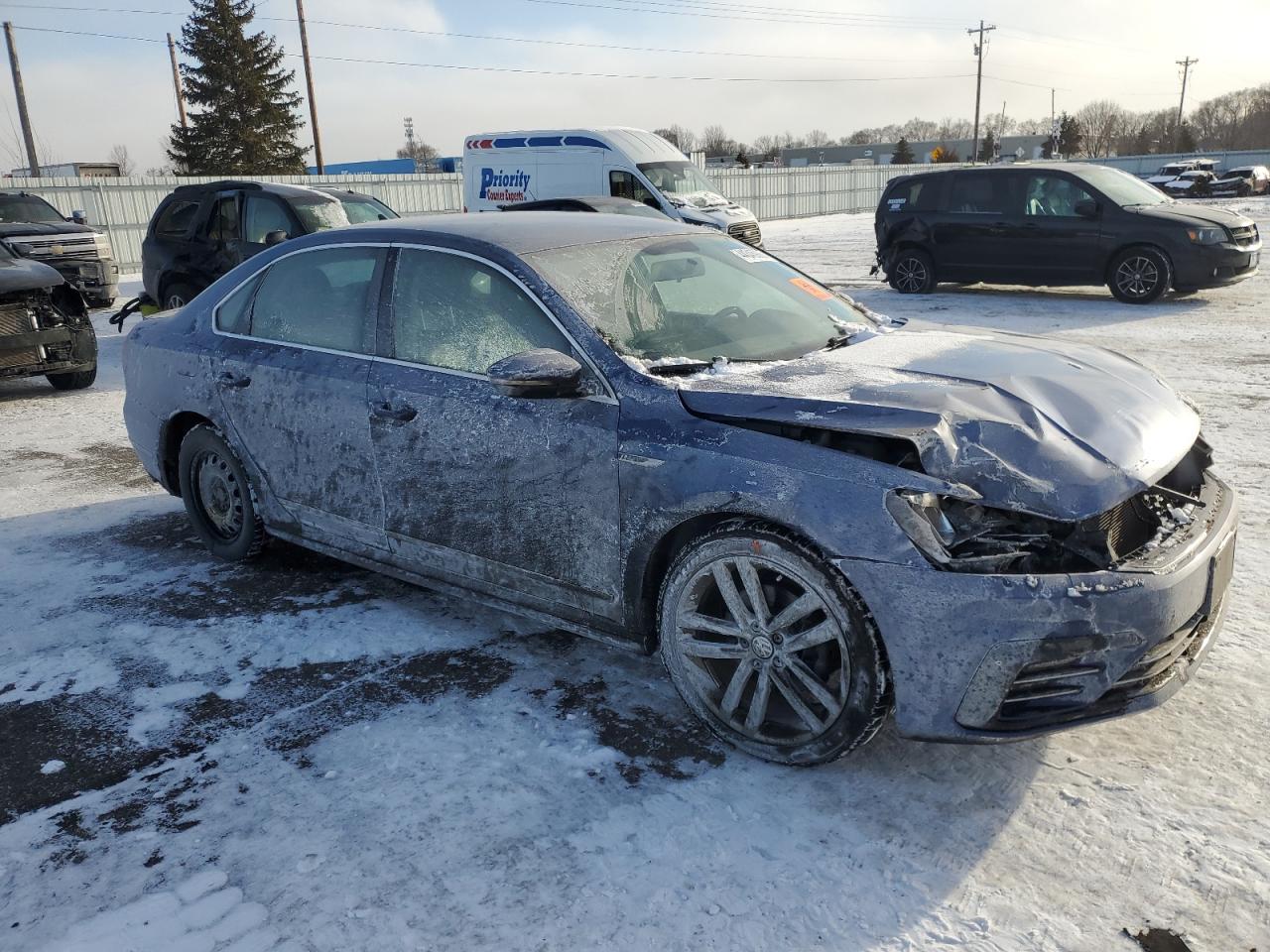 2017 Volkswagen Passat - Image 4