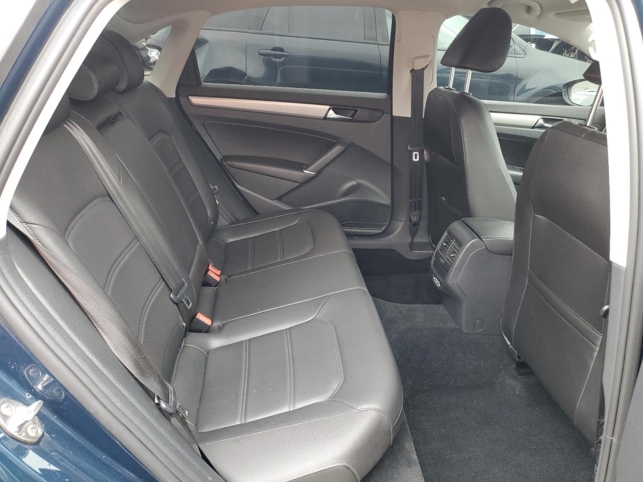 2020 Volkswagen Passat - Image 10