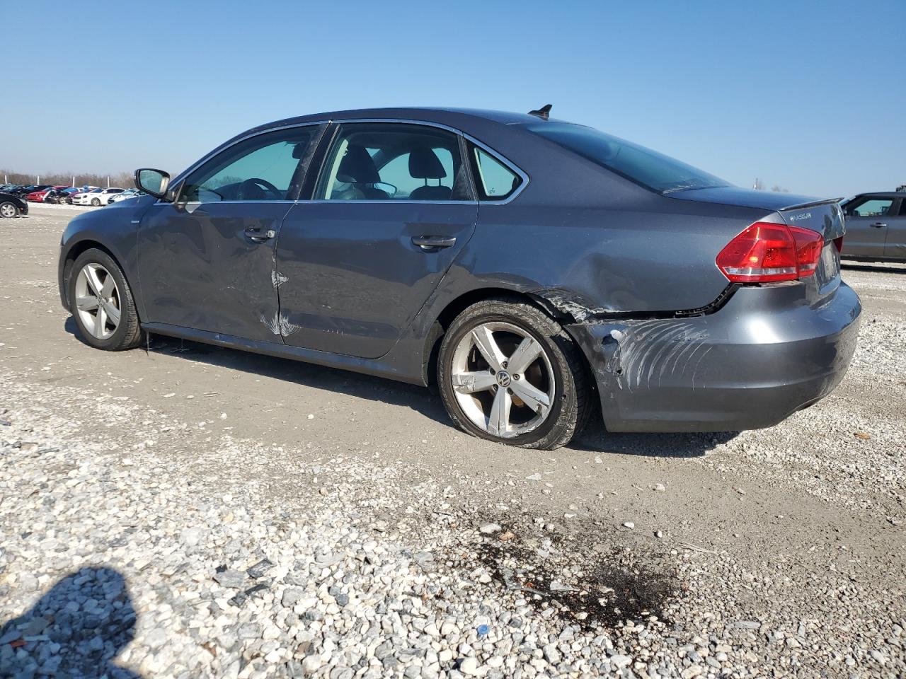 2014 Volkswagen Passat - Image 2
