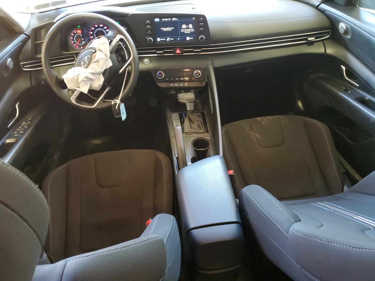 2022 Hyundai Elantra - Image 8