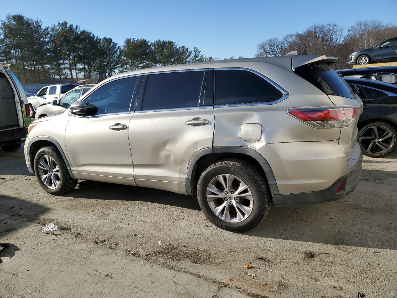 2015 Toyota Highlander - Image 2