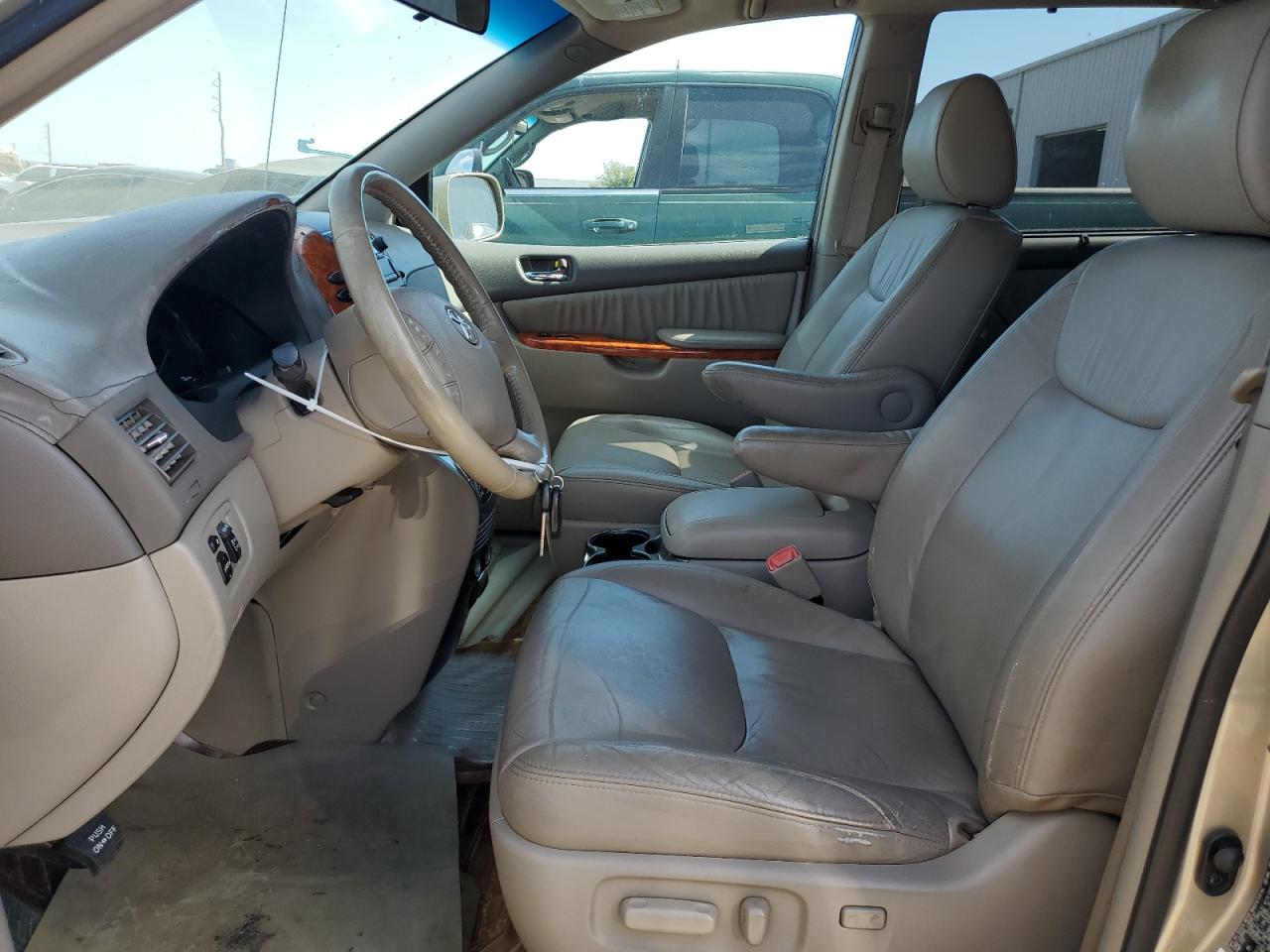 2010 Toyota Sienna - Image 7
