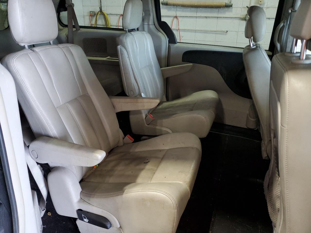 2013 Chrysler Town & Country - Image 11