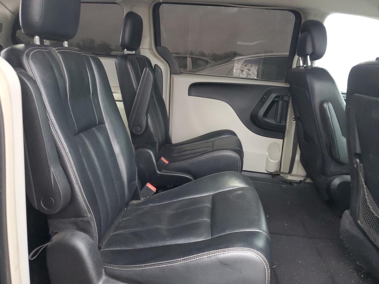 2015 Chrysler Town & Country - Image 12