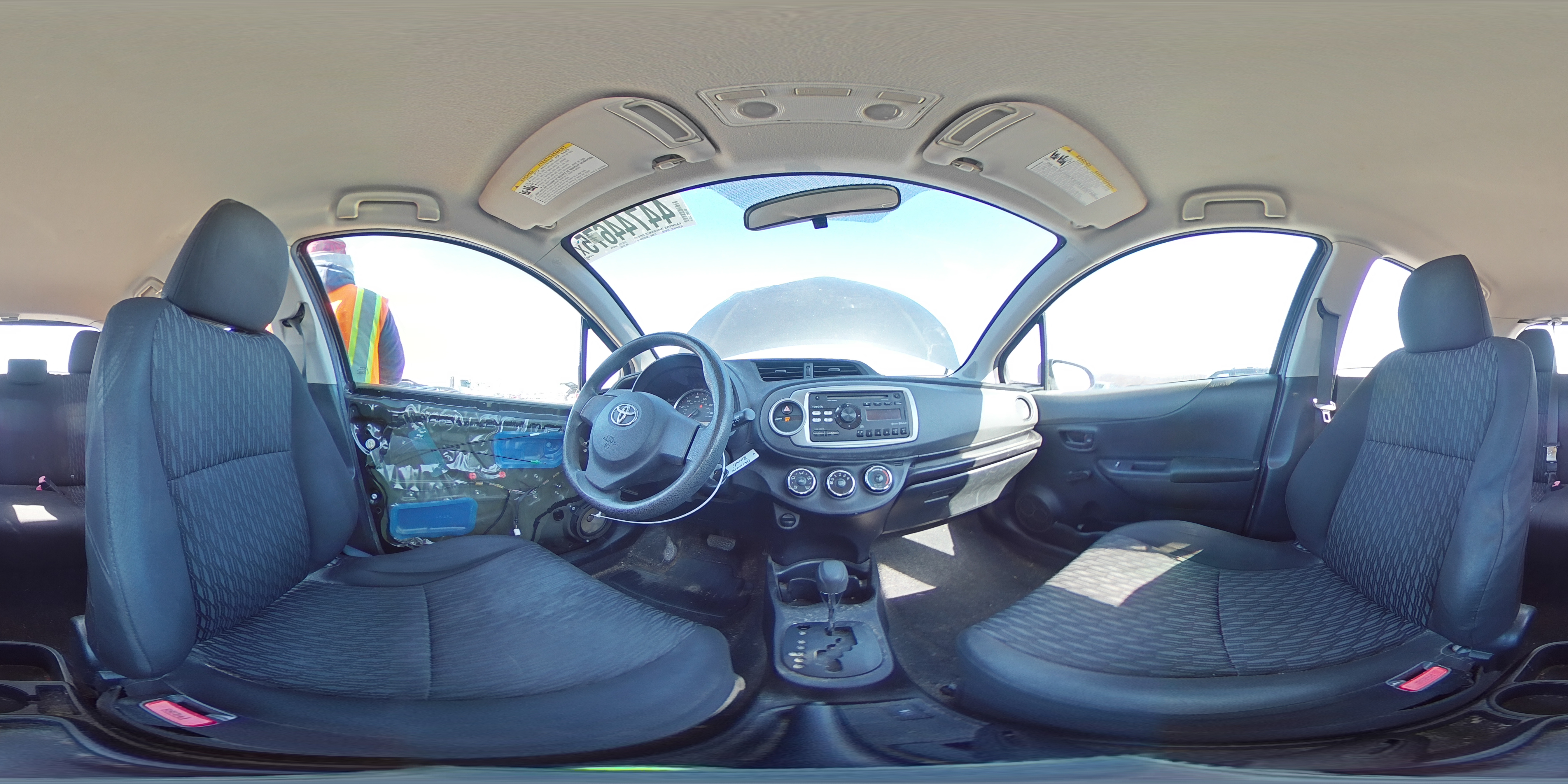 2014 Toyota Yaris - Image 13