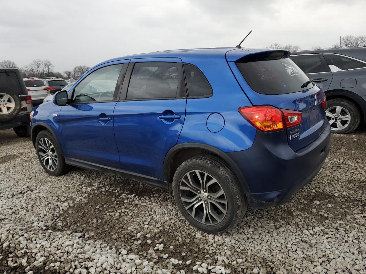 2016 Mitsubishi Outlander - Image 2