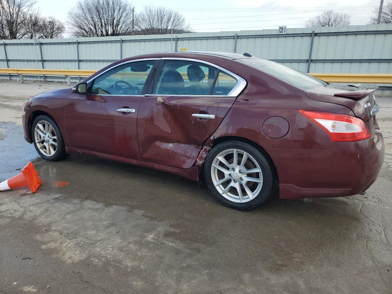 2010 Nissan Maxima - Image 2