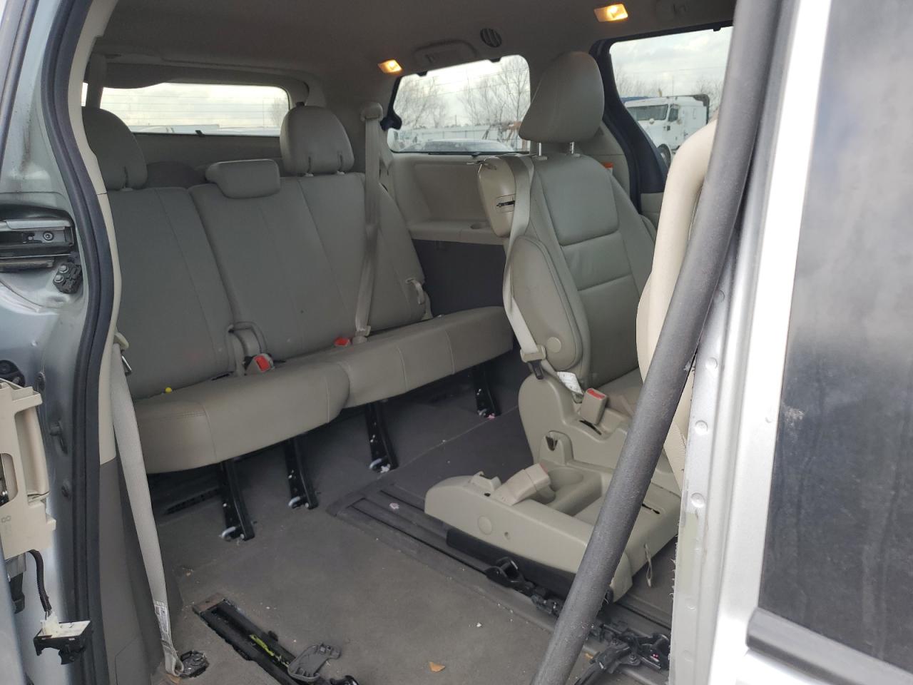 2020 Toyota Sienna - Image 11