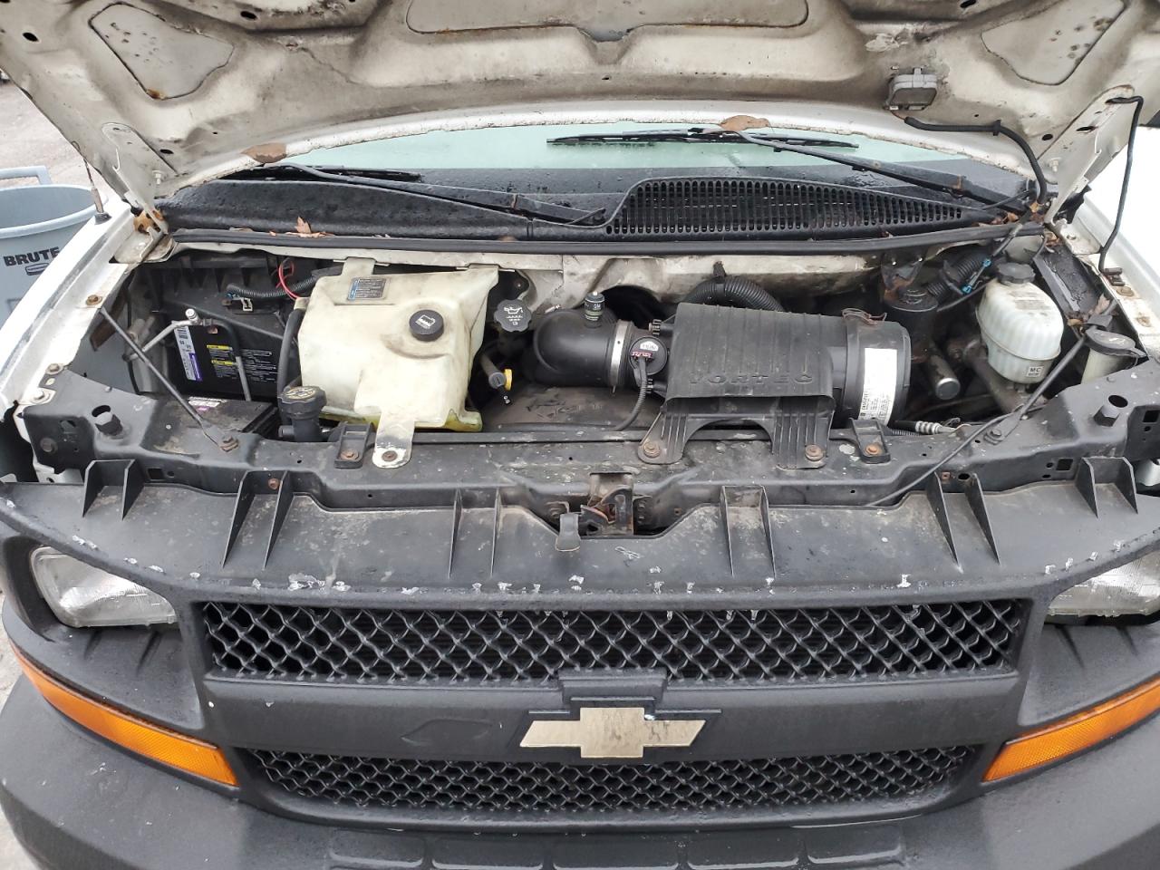 2004 Chevrolet Express - Image 12