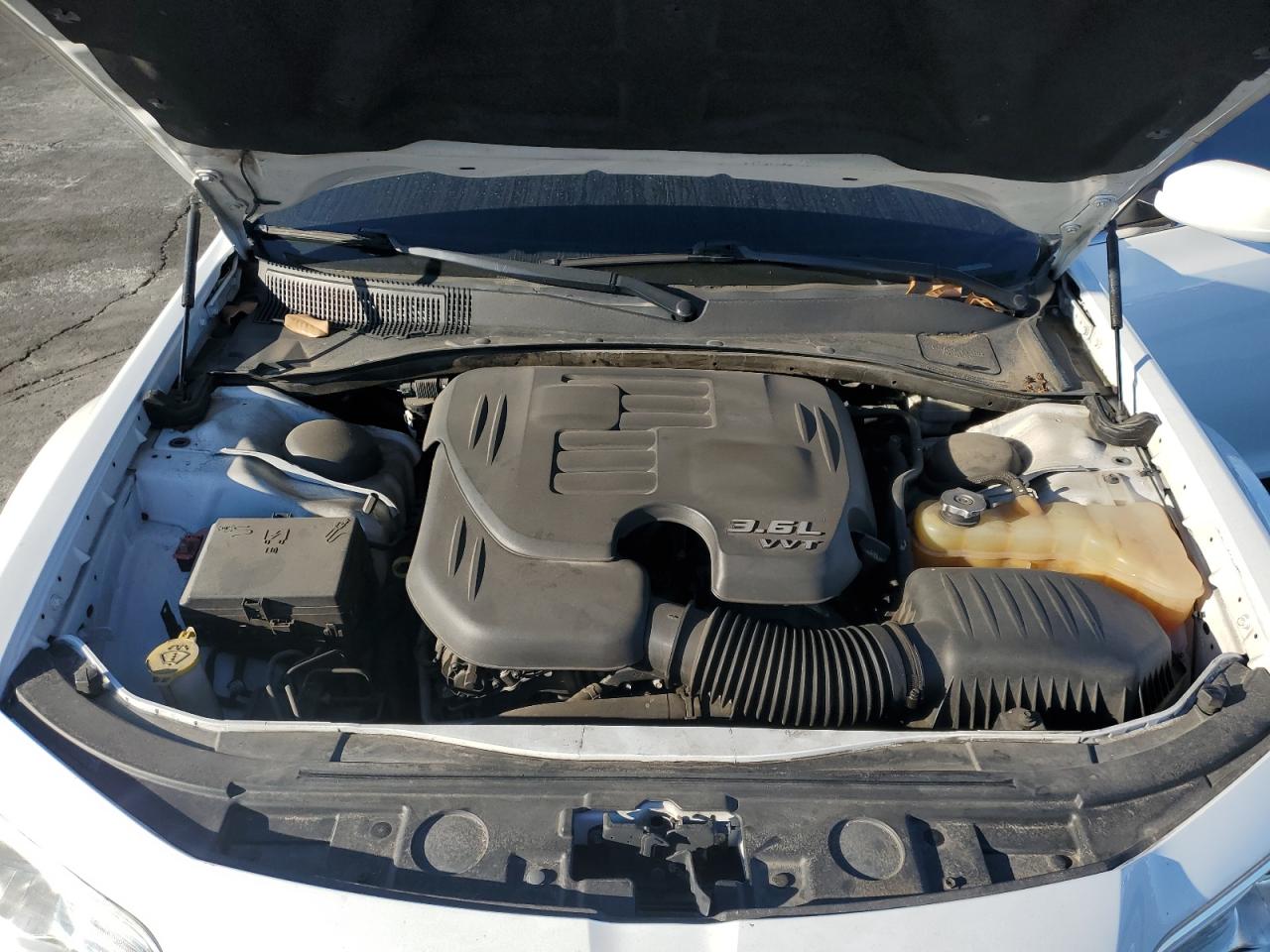 2014 Chrysler 300 - Image 13