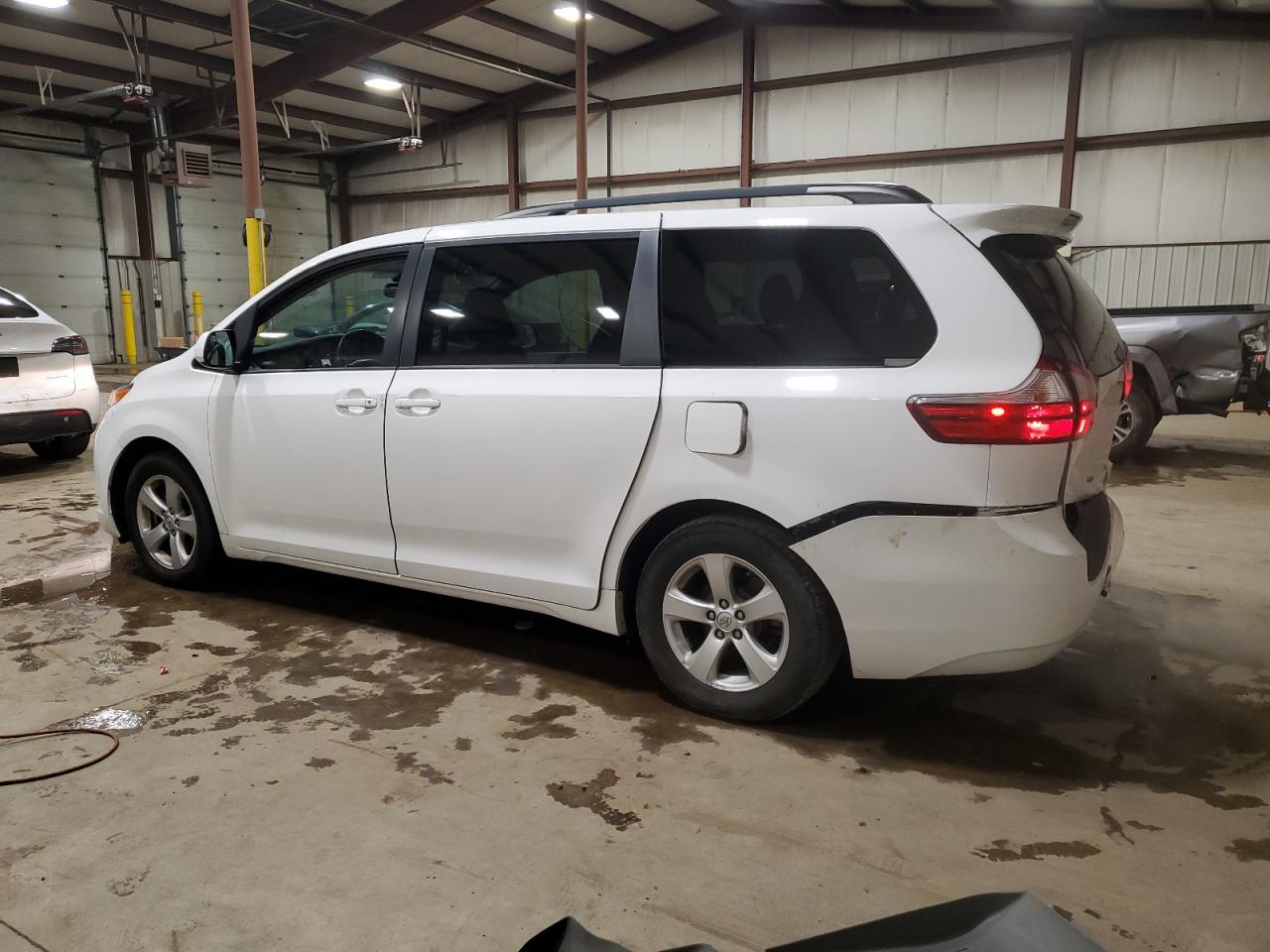 2015 Toyota Sienna - Image 2