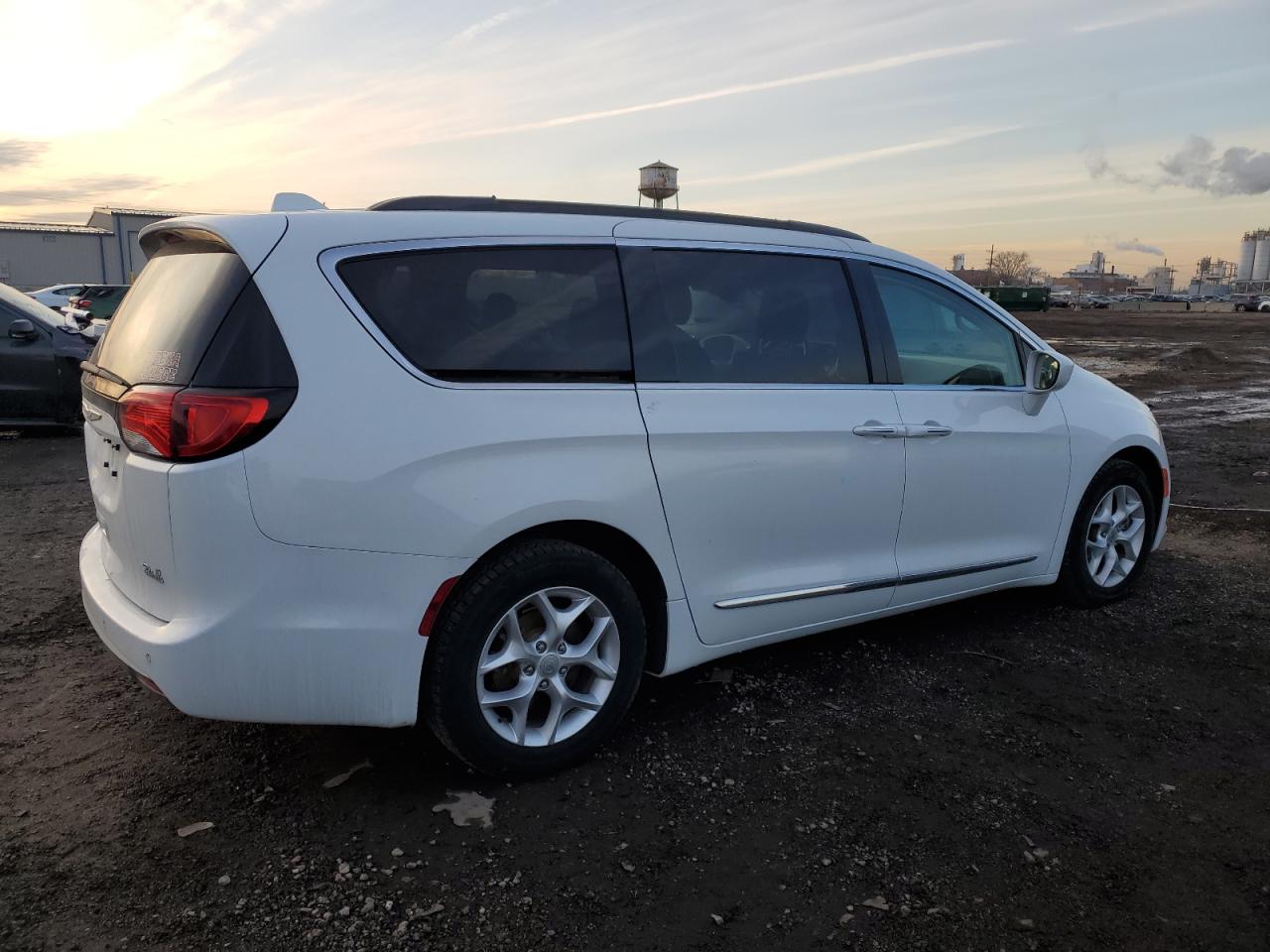 2017 Chrysler Pacifica - Image 3