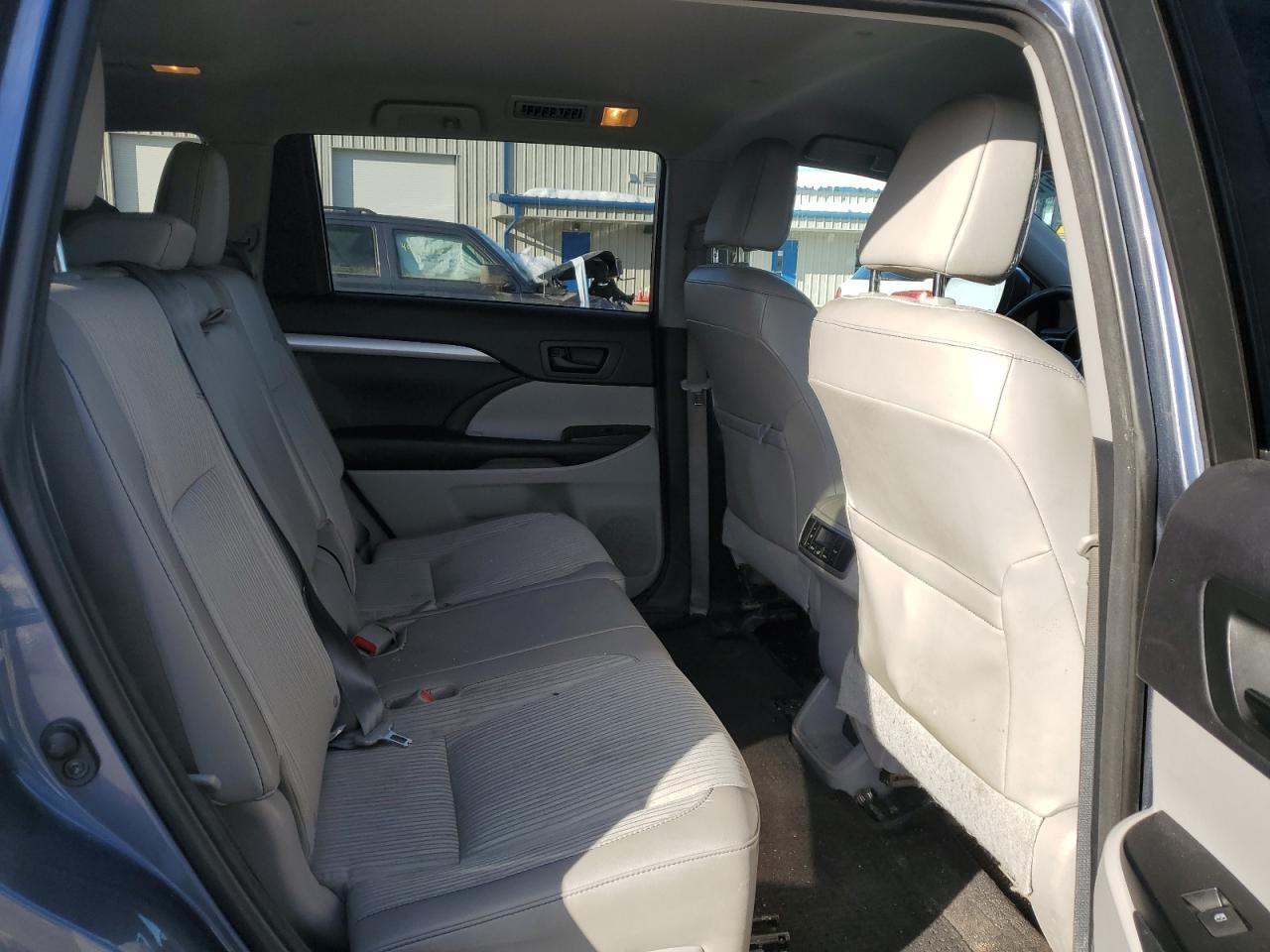 2015 Toyota Highlander - Image 11