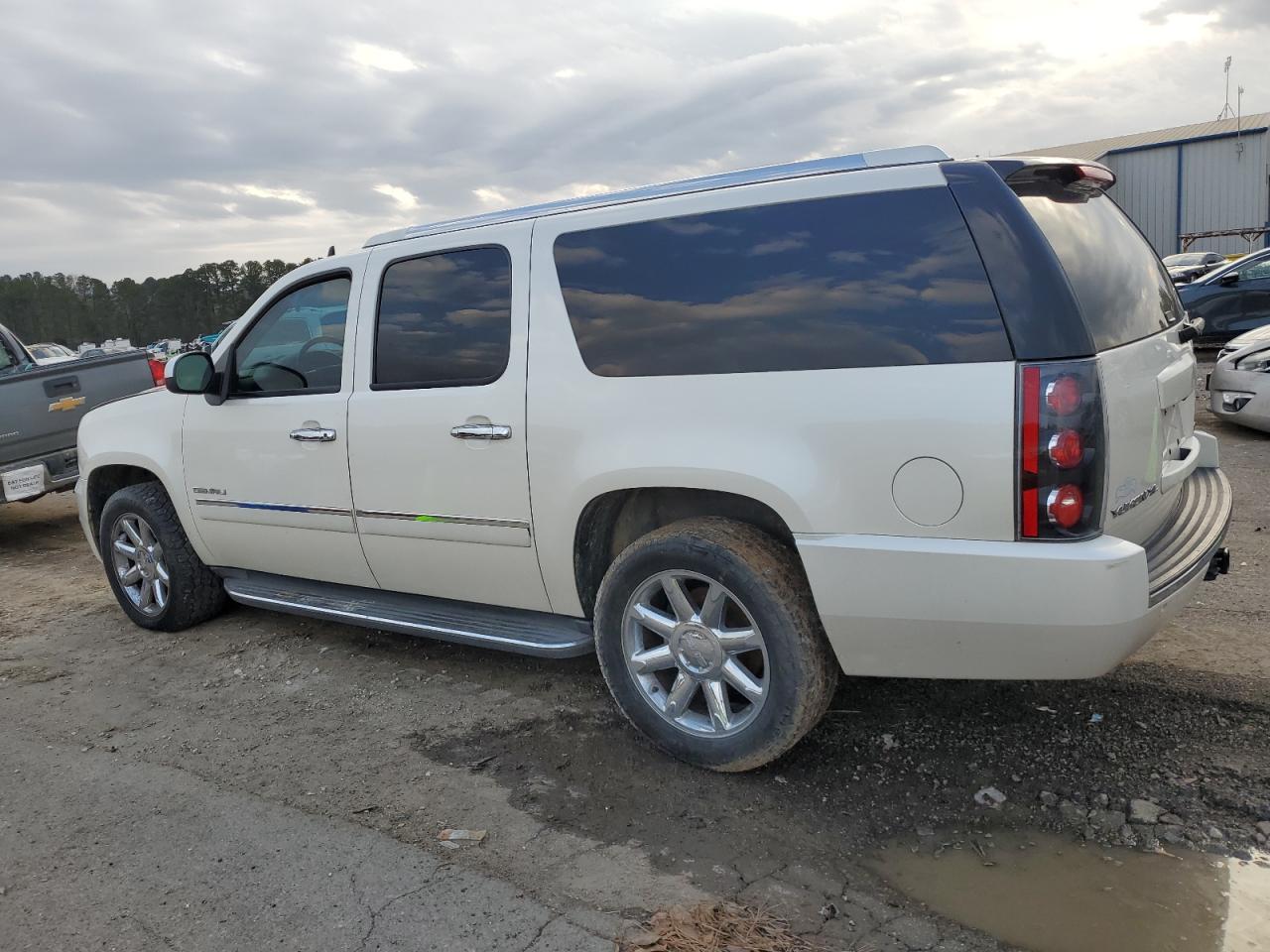 2013 GMC Yukon - Image 2