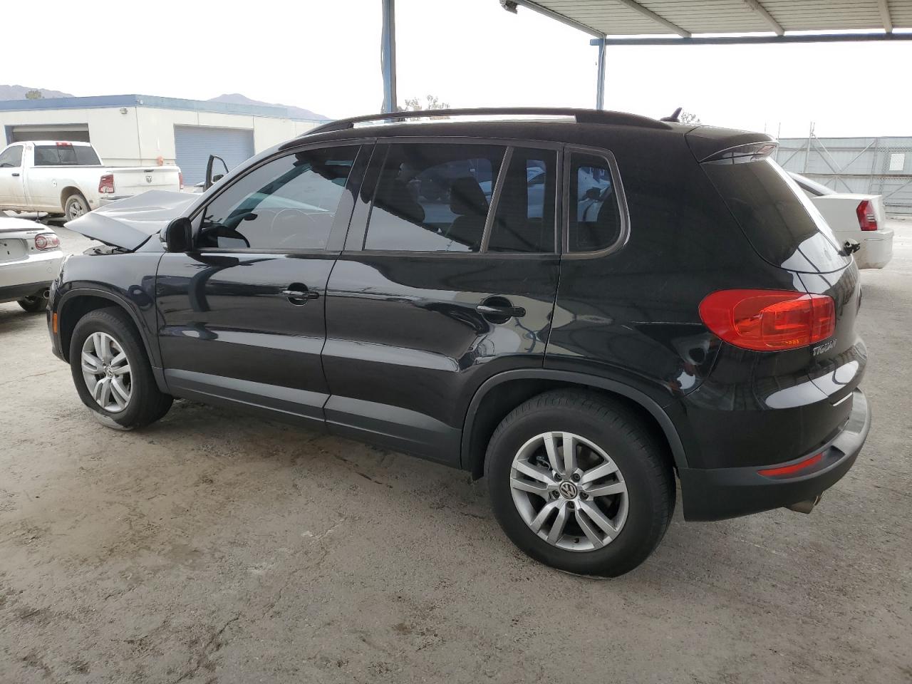 2016 Volkswagen Tiguan - Image 2