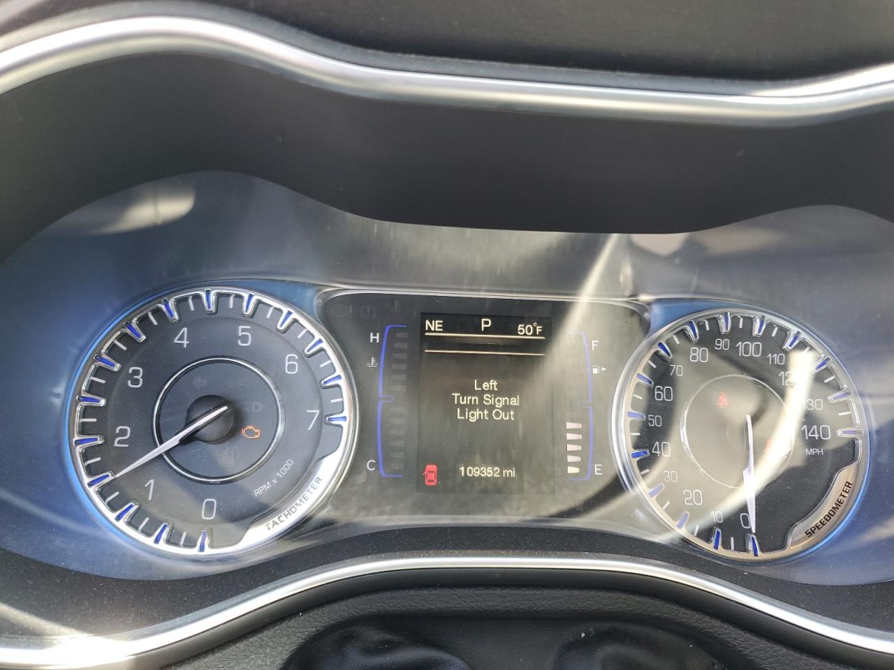 2015 Chrysler 200 - Image 9