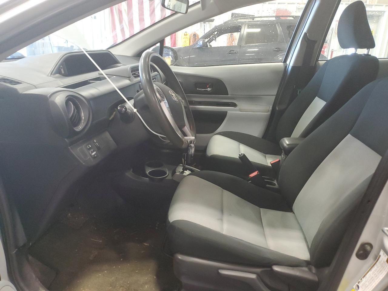 2014 Toyota Prius - Image 7
