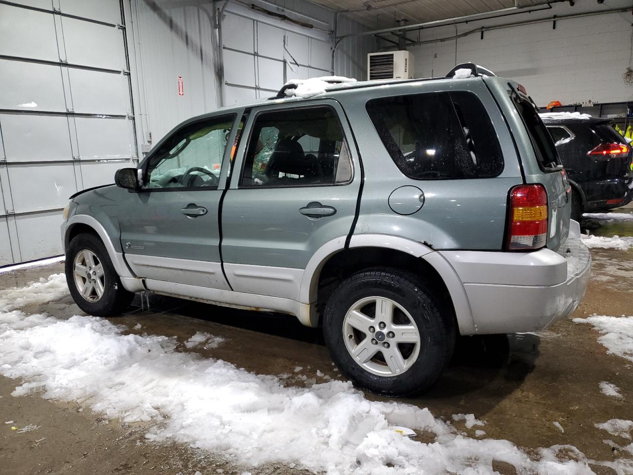 2005 Ford Escape - Image 2