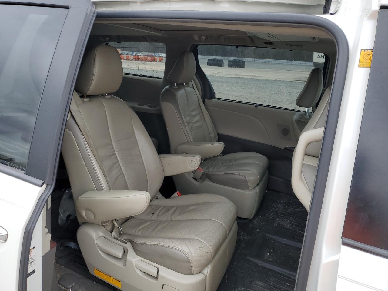2011 Toyota Sienna - Image 11