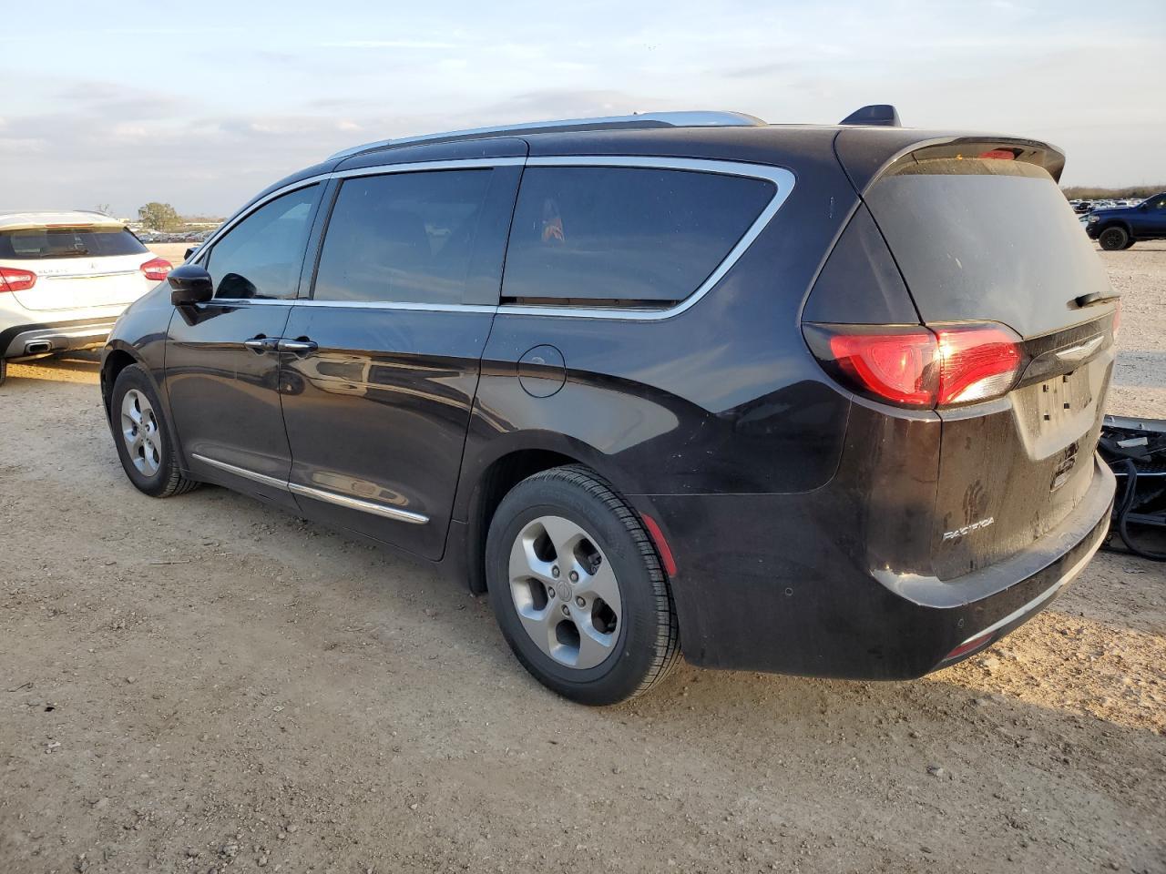 2017 Chrysler Pacifica - Image 2