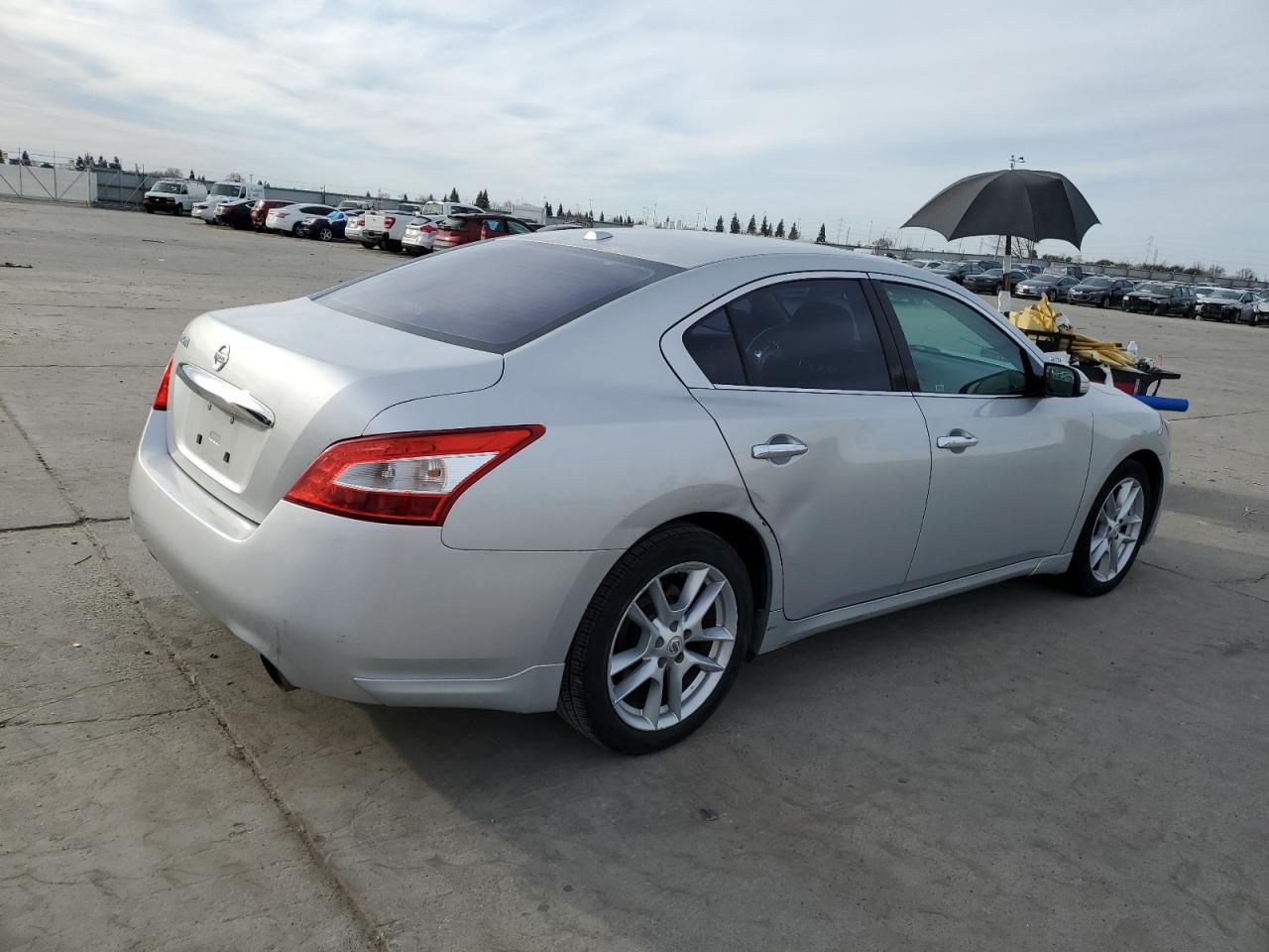 2010 Nissan Maxima - Image 3