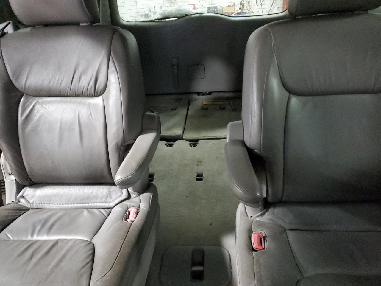 2004 Toyota Sienna - Image 10