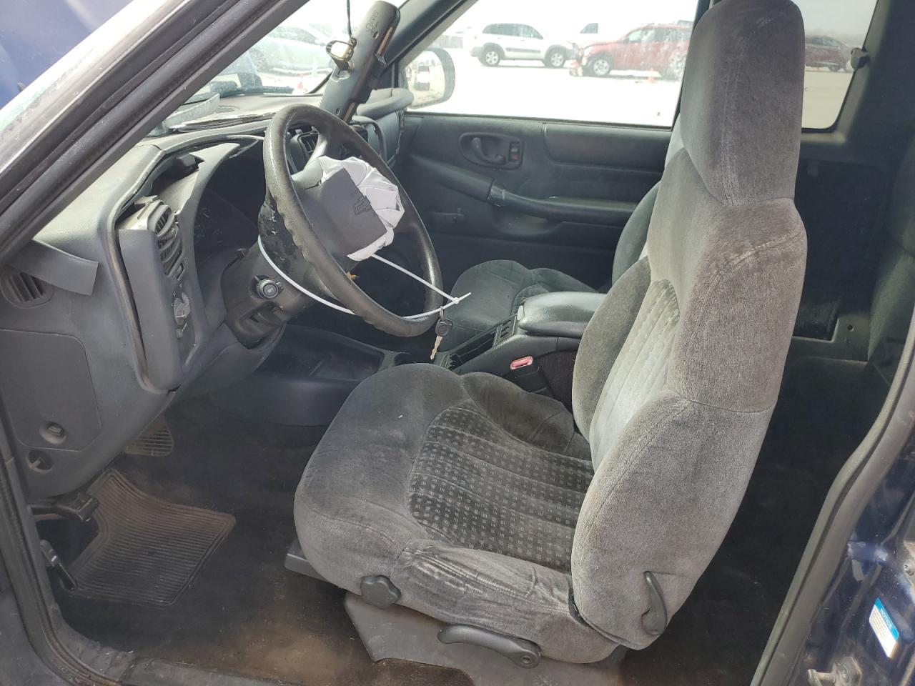 2001 Chevrolet S-10 Pickup - Image 7