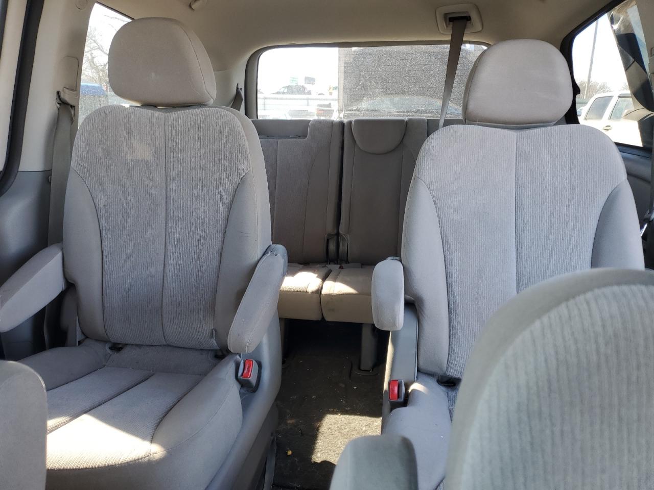 2012 Kia Sedona - Image 10