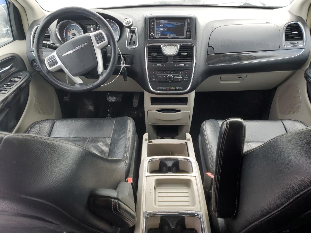 2015 Chrysler Town & Country - Image 8
