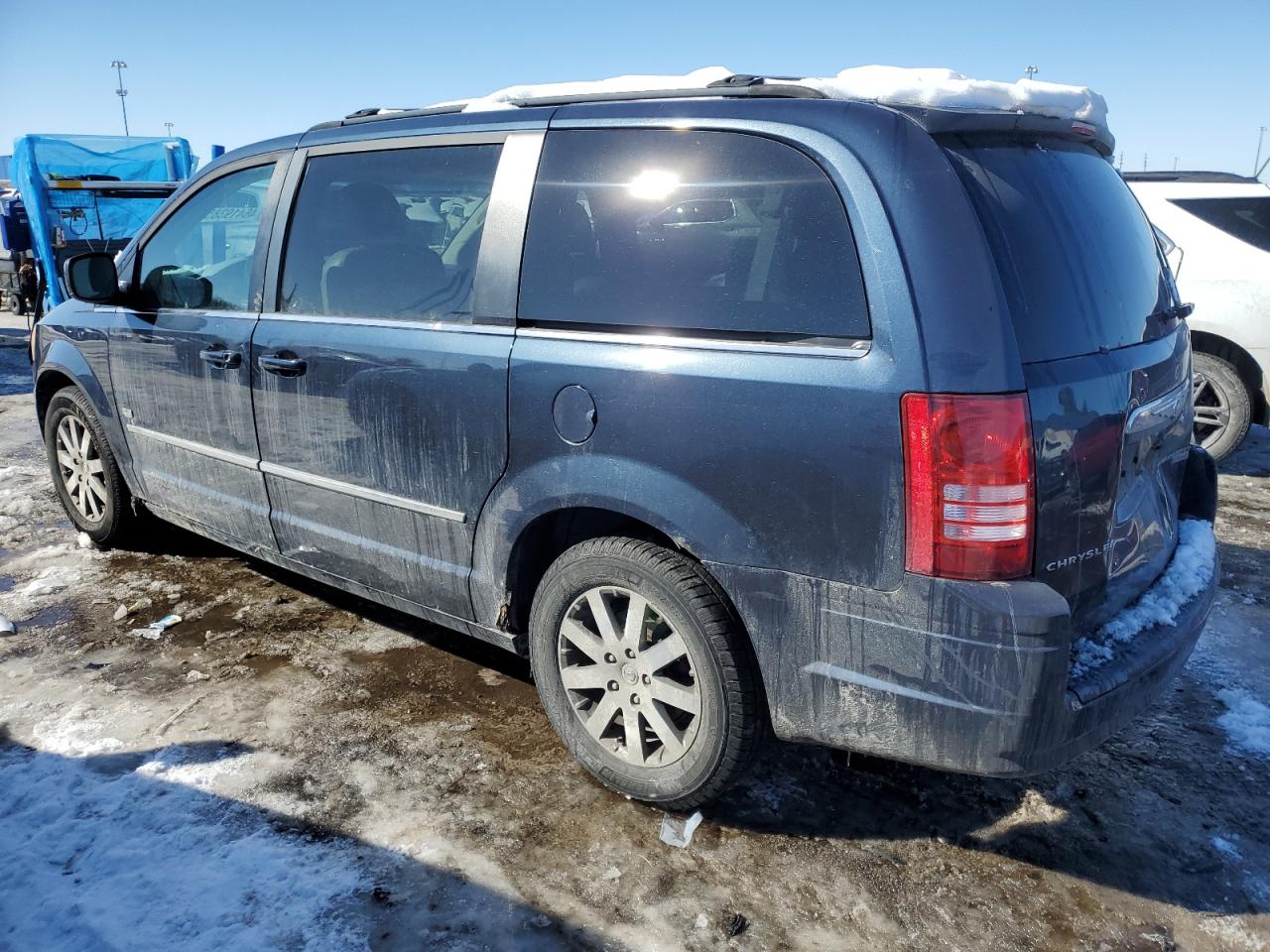 2009 Chrysler Town & Country - Image 2