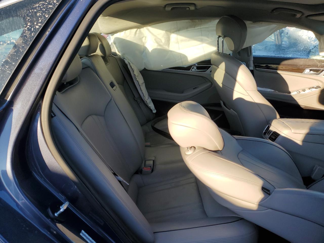 2015 Hyundai Genesis - Image 10