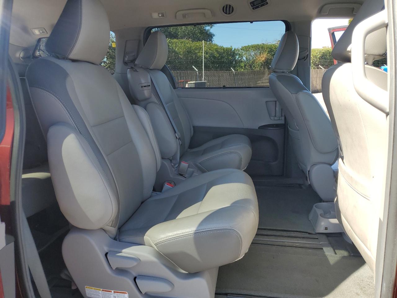 2017 Toyota Sienna - Image 12