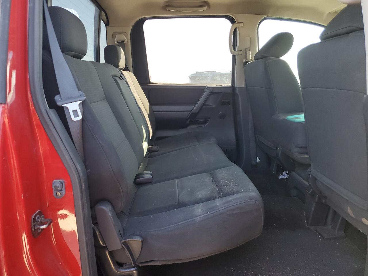 2011 Nissan Titan - Image 10