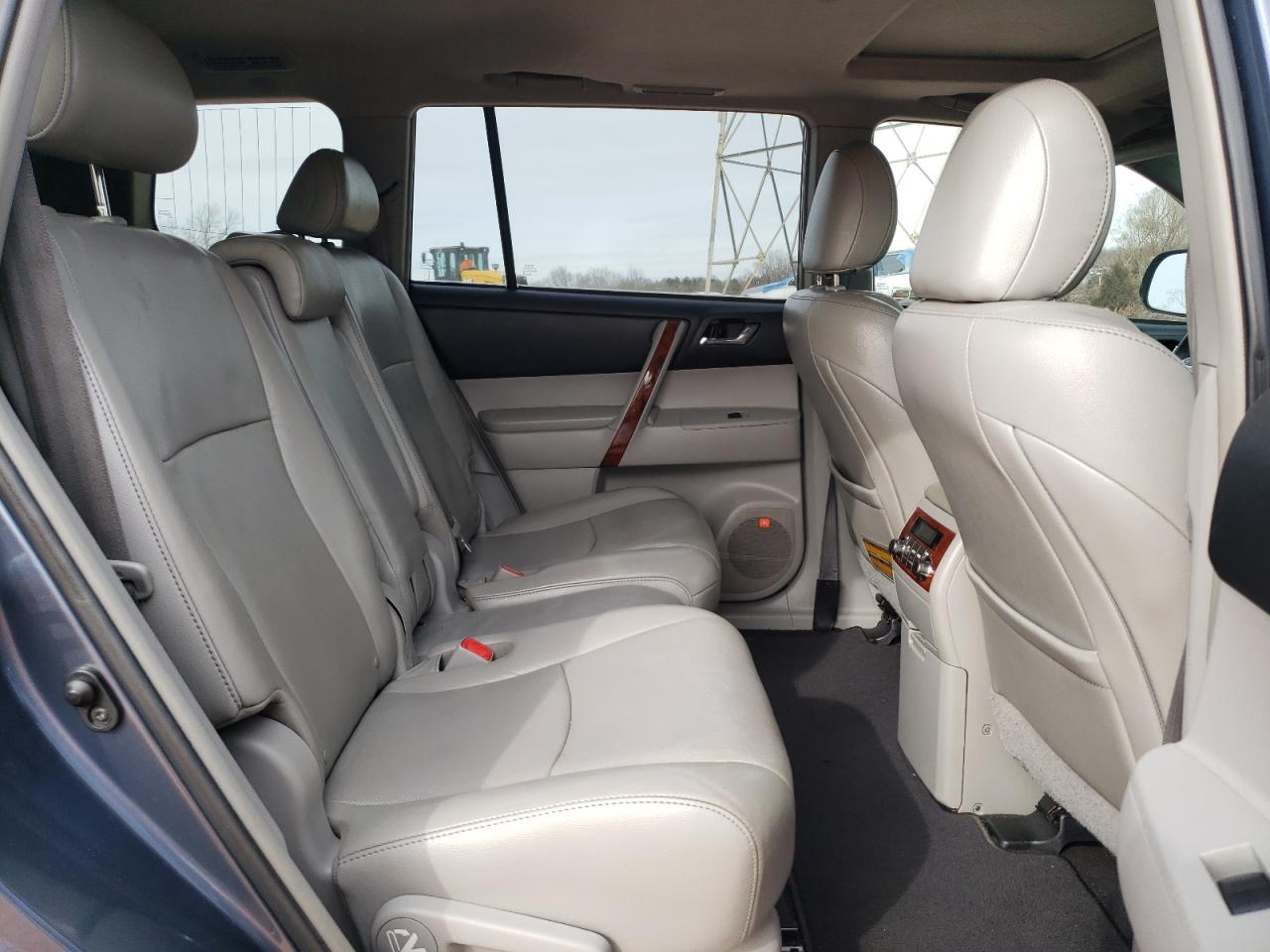 2012 Toyota Highlander - Image 11