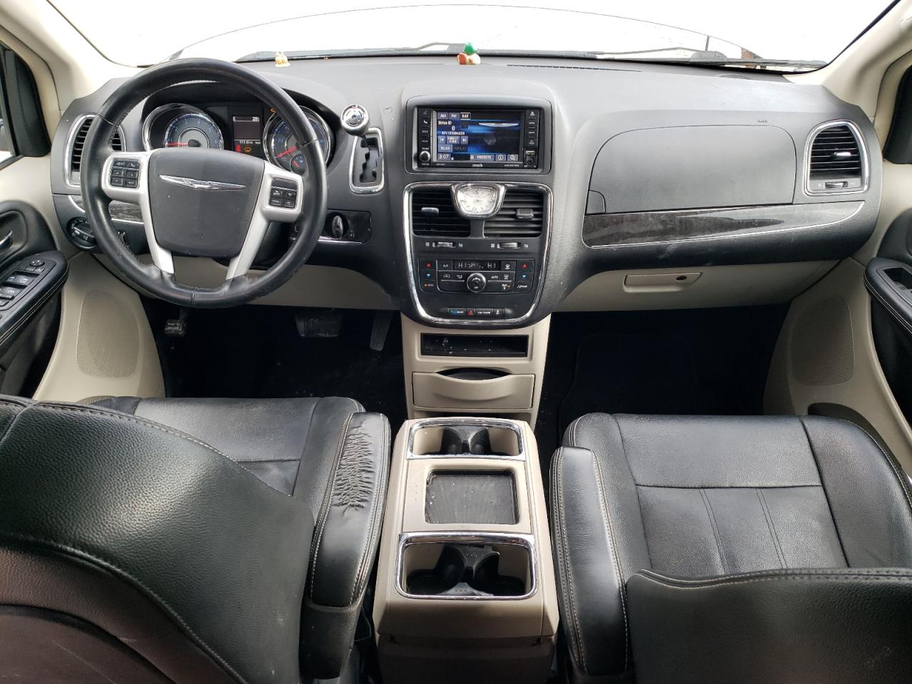 2016 Chrysler Town & Country - Image 8