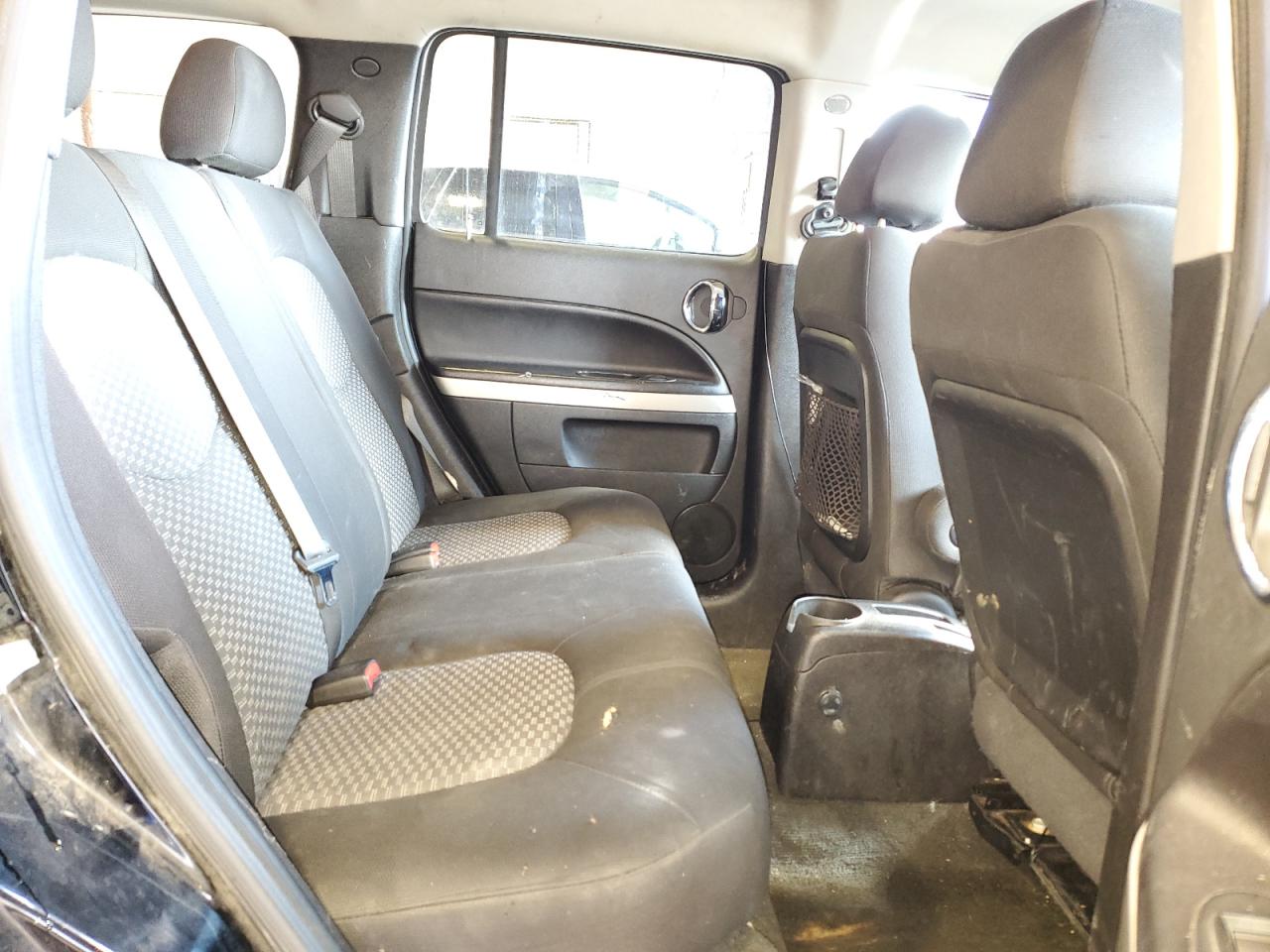 2010 Chevrolet HHR - Image 11