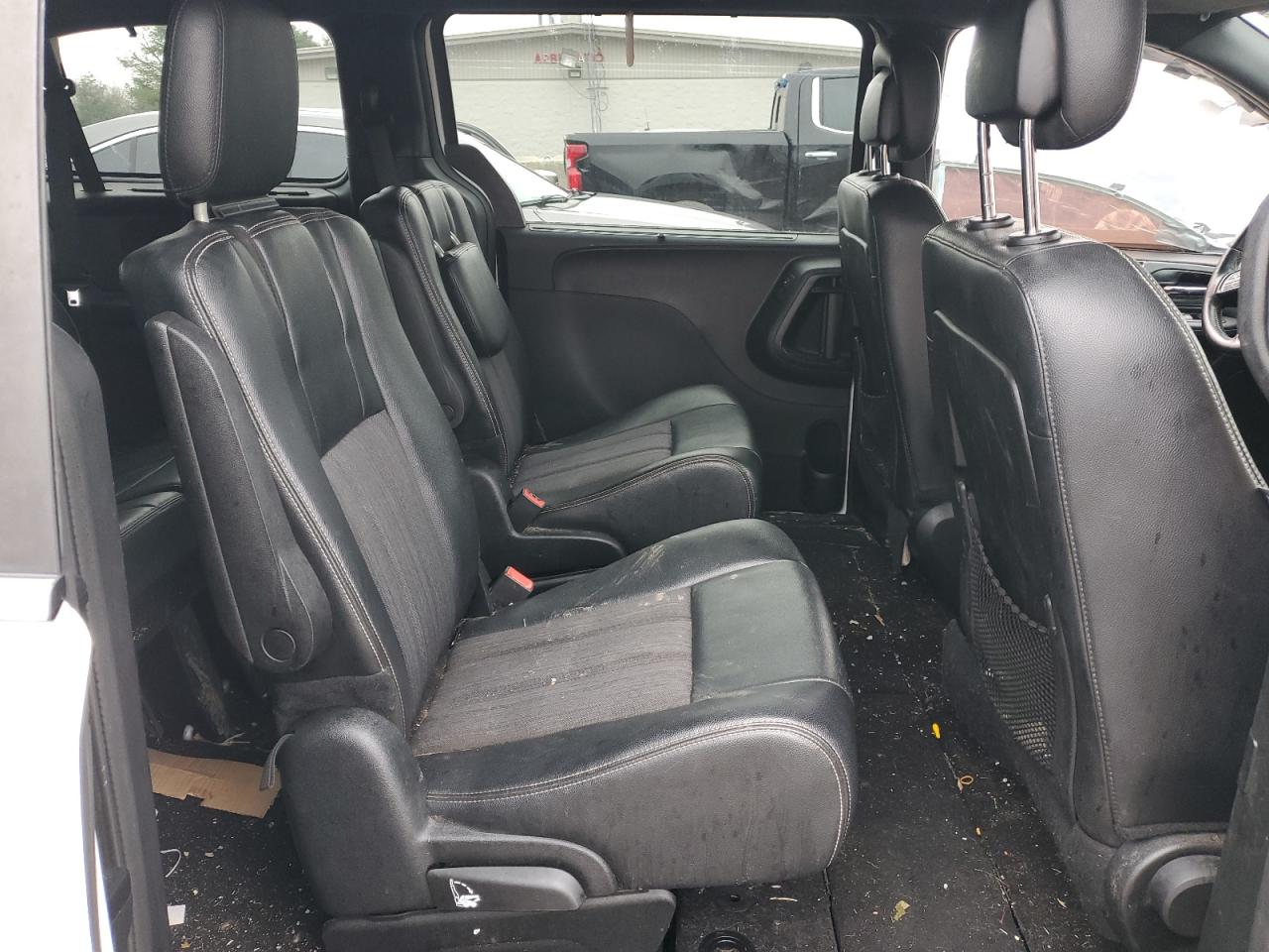 2014 Chrysler Town & Country - Image 11